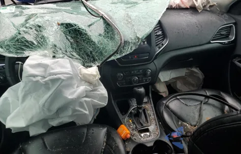 2019 Jeep Cherokee Latitude Plus z USA, uszkodzony, nr VIN 1C4PJLLB4KD403906